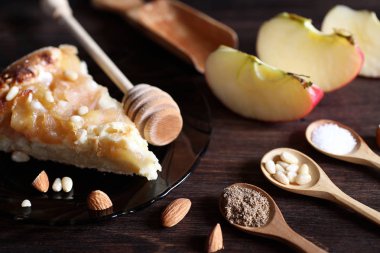 Bal ile kahvaltı için masaya taze fındık