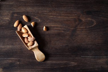 Bal ile kahvaltı için masaya taze fındık