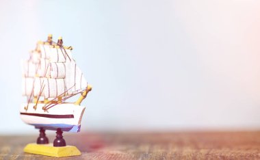 Eski ahşap gemi yelken ve direkleri oyuncak bir stand ile. Vintage ve