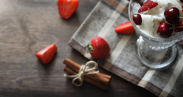 Yogur fresco con bayas. Helado en un tazón con ju fresco — Foto de Stock