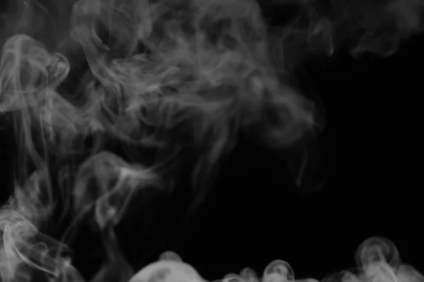 Witte rook op een zwarte achtergrond. Het patroon van rook. Clubs van wh — Stockfoto
