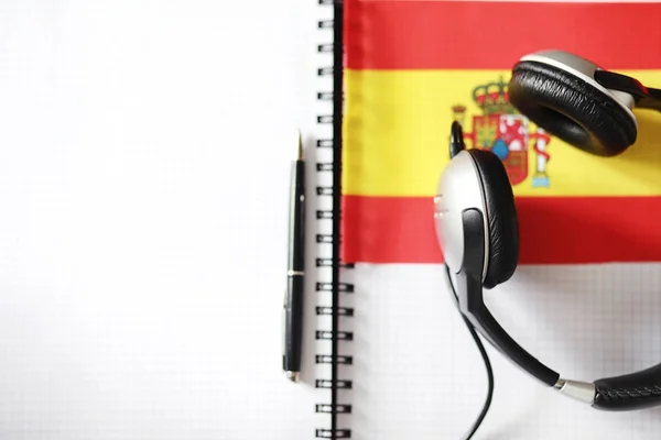 Learning foreign languages. Notepad for entries and a flag. Lang — Stock Photo, Image