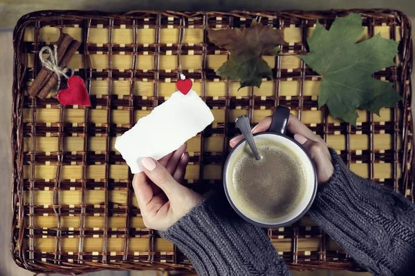 Woman drinking coffee and looking at the card Valentines Day — Stock Photo, Image