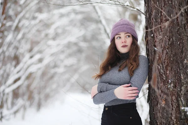 Egy fiatal lány, egy téli parkban sétálni. Karácsonyi ünnepek-t — Stock Fotó