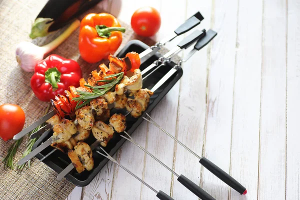 Kebab gekookt op metalen spiesen met groenten — Stockfoto