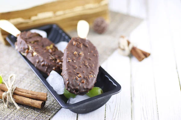 나무 막대기에 견과류와 초콜릿 디저트 아이스크림 — 스톡 사진