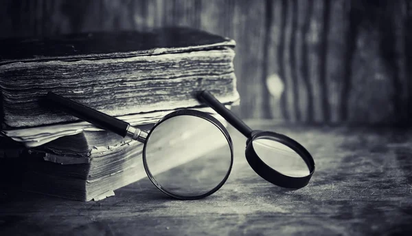 An old retro book on the table. An encyclopedia of the past on a — Stock Photo, Image