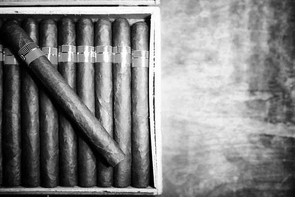 लाकडी टॅबवर क्यूबा सिगारच्या मोठ्या बॉक्सचे रेट्रो स्टायलिड फोटो — स्टॉक फोटो, इमेज