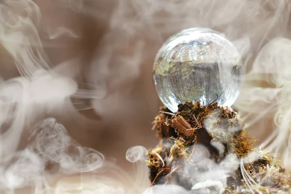 Uma bola de cristal no fumo. Um acessório mágico na floresta em — Fotografia de Stock