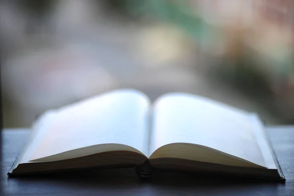 Libro abierto y una mesa — Foto de Stock