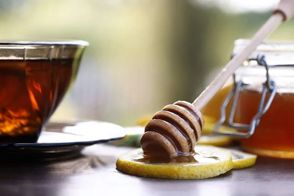 Madu segar dengan secangkir teh hitam — Stok Foto