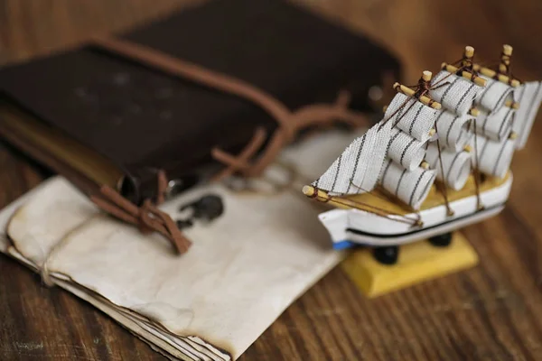 Παλιό ξύλινο πλοίο με πανιά και κατάρτια παιχνίδι σε μια στάση. Vintage και — Φωτογραφία Αρχείου