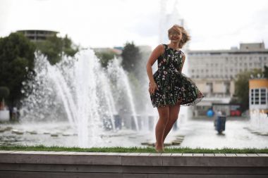 Yaz parkta güzel bir kız