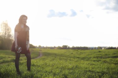 Parkta bir yürüyüş üzerinde şapkalı bir kız. Bir kızla bir sepet yürüyüş