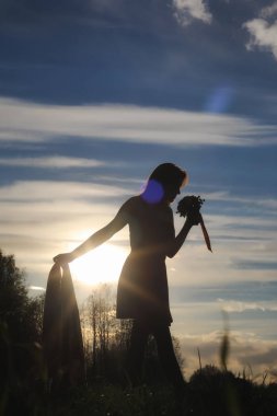 Parkta bir yürüyüş üzerinde şapkalı bir kız. Bir kızla bir sepet yürüyüş