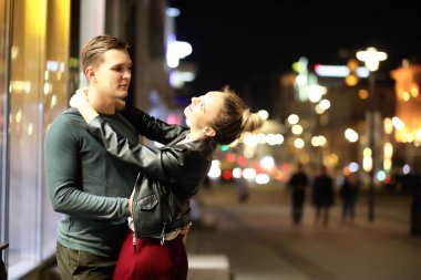 Güzel bir çift bir gece şehrinde buluşuyor.