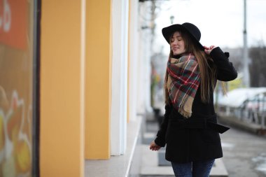 Erken baharda bir yürüyüşe Fransız kadın