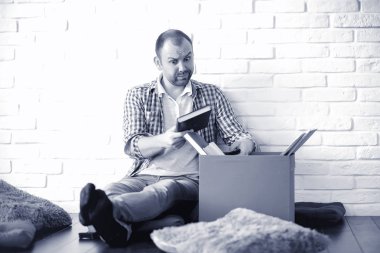 Odada okuyan genç bir öğrenci.