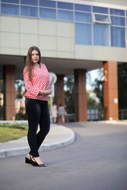 Kız bir iş toplantısında belgelerle