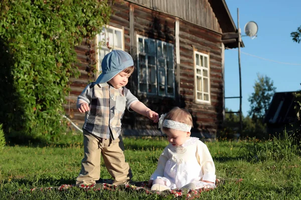 Enfants dans le parc garçon et fille — Photo