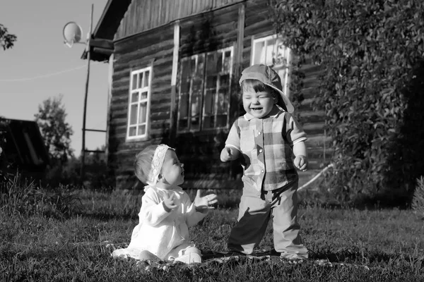 Bambini nel parco ragazzo e ragazza — Foto Stock