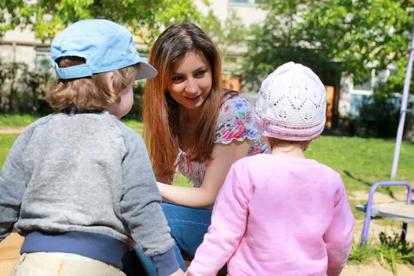 Mom talks to the kids twins and teach them how to act — Stock Photo, Image