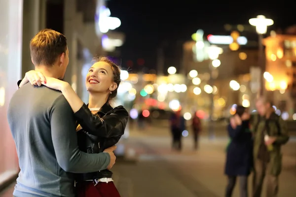 Hermosa pareja en una cita en una ciudad nocturna — Foto de Stock