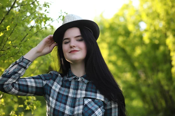 Ein Mädchen reist den Sommer durch das Land — Stockfoto