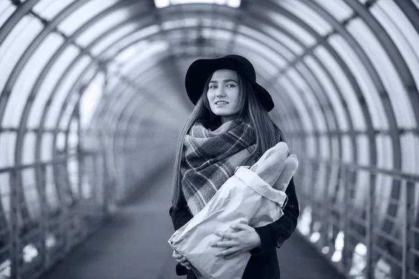 Junge erwachsene Mädchen im architektonischen Tunnel — Stockfoto