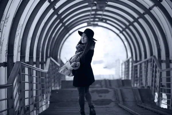 Mimari tünelde genç bir kız. — Stok fotoğraf