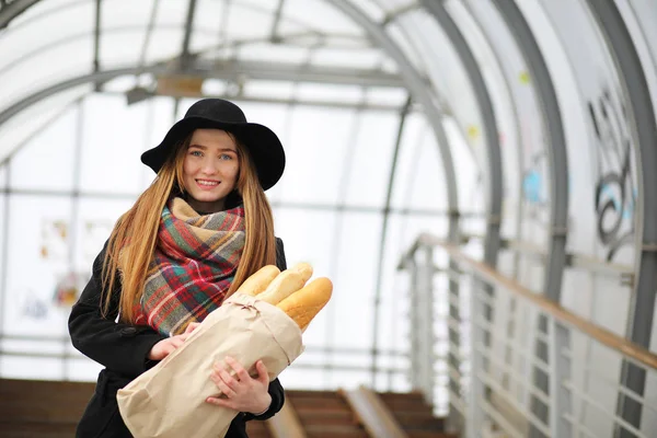 Fransk kvinna på en promenad i den centrala delen av staden — Stockfoto