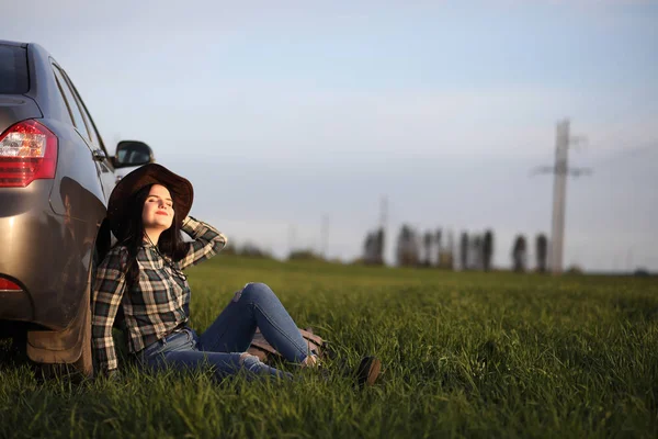 Una chica viaja el verano en el campo — Foto de Stock
