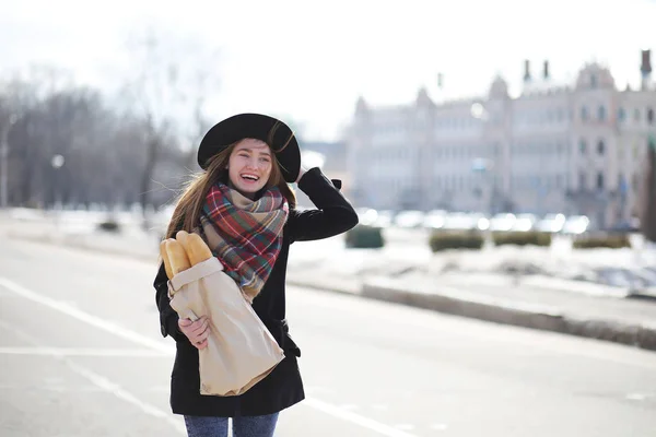 Femme française avec des baguettes dans le sac — Photo