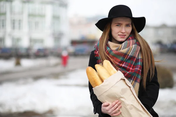 Femme française avec des baguettes dans le sac — Photo