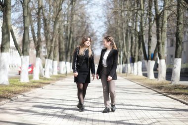 Sevimli kız bir sonbahar Park