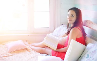 Bir kitap genç kız kızı olan o oturan genç kız okur