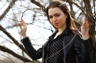 Bahar şehrin içinden bir yürüyüşte kız