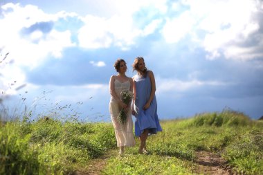 Genç kızlar alanına yürüyor