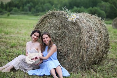 Elbiseler yaz alanında iki kız