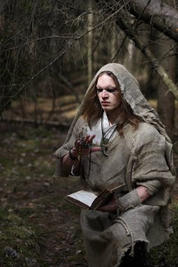 Karanlık bir ormanda bir ritüel bir cüppe içinde geçirir