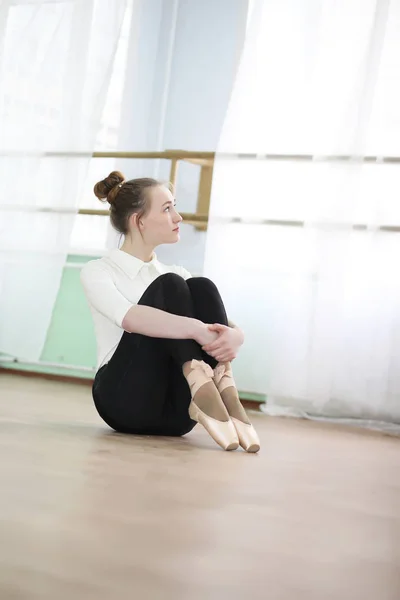 Jolie fille danseuse de ballet pratiquant — Photo