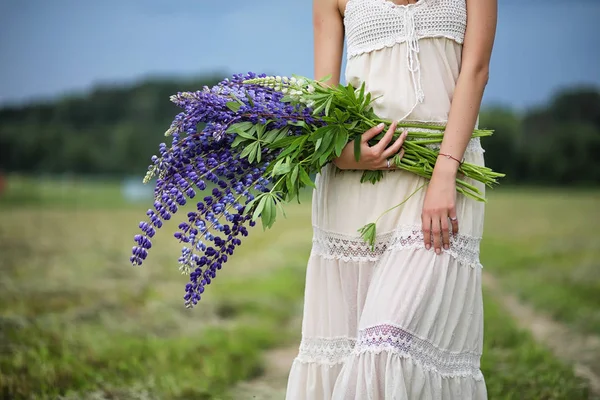 Ragazza con un mazzo di fiori blu — Foto Stock