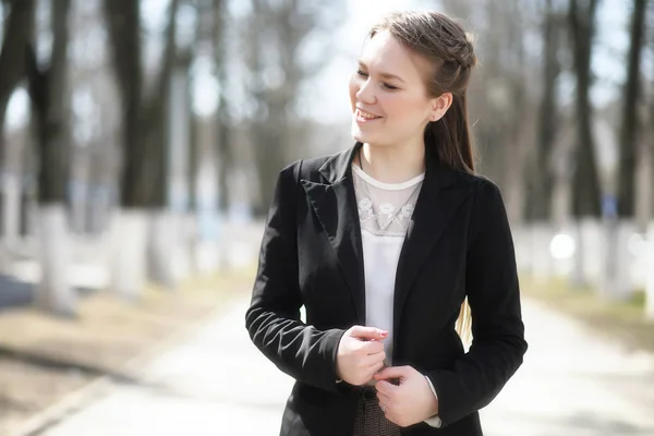 Menina bonito em um parque de outono — Fotografia de Stock