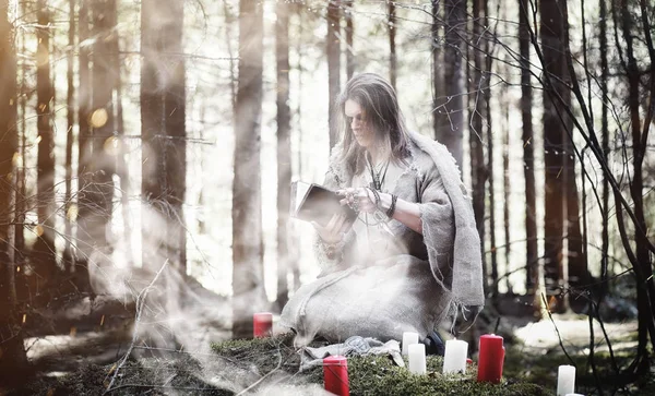 Magicien de fées. Un sorcier avec une sphère de verre, un sort magique — Photo