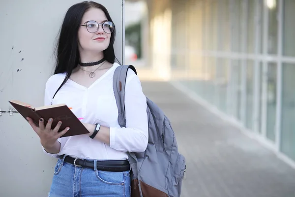 Chica estudiante en la calle con libros —  Fotos de Stock