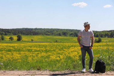 Bir sırt çantası ile seyahat genç adam