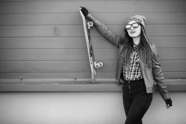 Молода дівчина-хіпстер їде на скейтборді. Дівчата подружки f — стокове фото