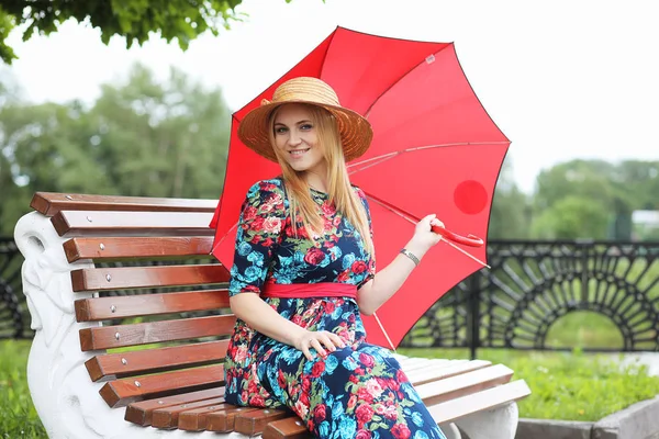 Dívka na ulici s deštníkem — Stock fotografie