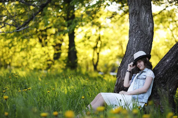 Girl in the park in the spring — Stock Photo, Image