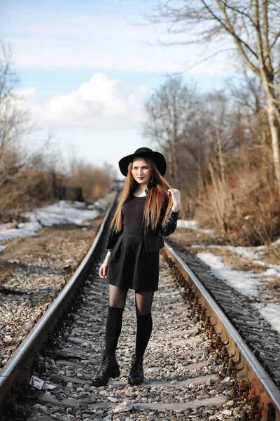 Jeune belle fille dans un chapeau et avec un maquillage sombre à l'extérieur. G — Photo